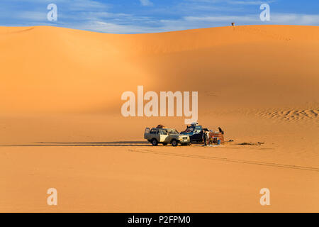 Jeeps in Sanddunes, Erg Murzuk, libyan desert, Libya, Sahara, North Africa Stock Photo