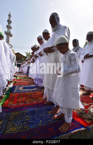 Kolkata, India. 16th June, 2018. Indian Muslims offer prayers during Eid al-Fitr festival at Currie road Eidgah in Howrah, India on Saturday, June 16, 2018. © Biswarup Ganguly/Alamy Live News Stock Photo