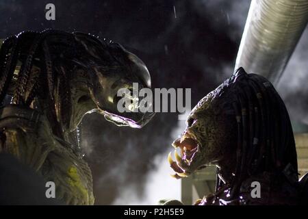 Aliens vs predator 2 hi-res stock photography and images - Alamy