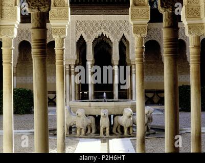 Patio de los Leones. Detalle de las columnas y fuente central. La Alhambra, Granada.España. Stock Photo