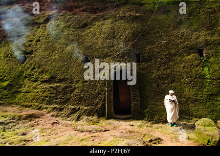 LALIBELA, ETHIOPIA - 30 AUGUST 2013: Ethiopian pilgrimprayer of religious churches in carve in solid rock in Lalibela Stock Photo