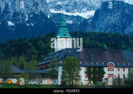 Schloss Elmau palace near Klais, 20. Jhd., architect Carlo Sattler, hotel, Wetterstein mountains, Spring, near Mittenwald, Werde Stock Photo