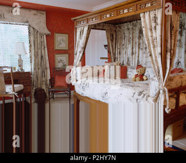 Bedroom With Four Poster Bed With Red Velvet Curtains And Bedcovers Stock Photo Alamy