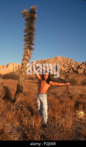 MOJAVE, CA - OCTOBER 13: (EXCLUSIVE) Actor Kamar de los Reyes poses during a photo shoot on October 13, 1991 in the Mojave Desert, Mojave, California. Photo by Barry King/Alamy Stock Photo Stock Photo