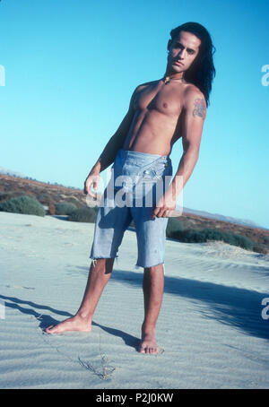 MOJAVE, CA - OCTOBER 13: (EXCLUSIVE) Actor Kamar de los Reyes poses during a photo shoot on October 13, 1991 in the Mojave Desert, Mojave, California. Photo by Barry King/Alamy Stock Photo Stock Photo