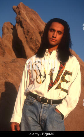 MOJAVE, CA - OCTOBER 13: (EXCLUSIVE) Actor Kamar de los Reyes poses during a photo shoot on October 13, 1991 in the Mojave Desert, Mojave, California. Photo by Barry King/Alamy Stock Photo Stock Photo