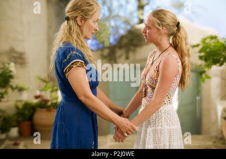 Original Film Title: MAMMA MIA!.  English Title: MAMMA MIA!.  Film Director: PHYLLIDA LLOYD.  Year: 2008.  Stars: MERYL STREEP; AMANDA SEYFRIED. Credit: LITTLESTAR PRODUCTIONS/PLAYTONE / MOUNTAIN, PETER / Album Stock Photo