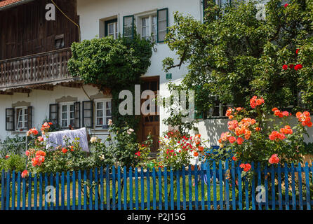 old farmhouse with garden and roses, Seehausen am Staffelssee, near Murnau, district Garmisch-Partenkirchen, Blue Land, Bavarian Stock Photo