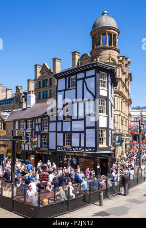 Crowded Sinclair's Oyster Bar and The Old Wellington public house Cathedral Gates Manchester City Centre England UK GB EU Europe Stock Photo