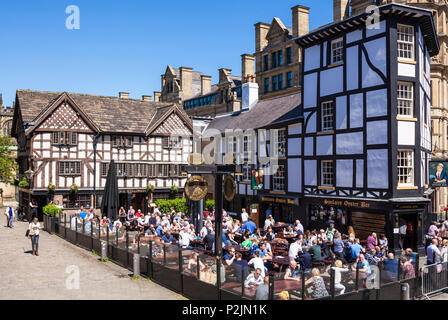 Crowded Sinclair's Oyster Bar and The Old Wellington public house Cathedral Gates Manchester City Centre England UK GB  Europe Stock Photo