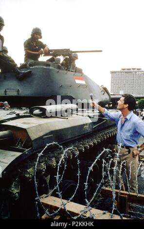 Original Film Title: THE YEAR OF LIVING DANGEROUSLY.  English Title: THE YEAR OF LIVING DANGEROUSLY.  Film Director: PETER WEIR.  Year: 1982.  Stars: MEL GIBSON. Credit: M.G.M/UNITED ARTIST / Album Stock Photo