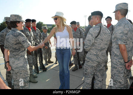 Kate Hudson, Deepwater Horizon actress, meets with 336th Training Squadron Airmen at the Levitow Training Support Facility drill pad before the Deepwater Horizon movie screening Sept. 20, 2016, on Keesler Air Force Base, Miss. Before the screening, actor Kurt Russell, Hudson and movie director, Peter Berg, took a short tour of the 81st Training Wing and 403rd Wing to meet with Airmen and learn about their missions at Keesler. (U.S. Air Force photo by Kemberly Groue/Released) Stock Photo