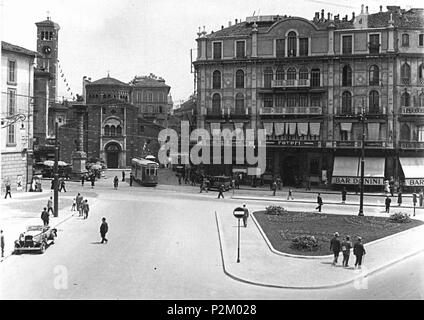 . Italiano: Milano, largo San Babila. anni trenta. Anonymous 56 Milano, largo San Babila 12 Stock Photo