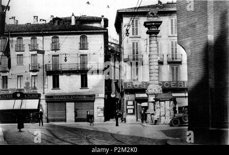 . Italiano: Milano, largo San Babila da corso Monforte . anni Venti. Anonymous 56 Milano, largo San Babila 05 Stock Photo