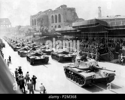 . Italiano: Carri M60 in dotazione al XVIII battaglione carri del 1° Reggimento bersaglieri corazzato di stanza a Civitavecchia a Roma durante la sfilata lungo via dei Fori Imperiali per la festa della Repubblica . 2 June 1965. Generale Francesco Floridia 51 M60A1 2 giugno 1965 Stock Photo