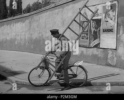 . Italiano: Scena del film Ladri di biciclette (1948), di Vittorio De Sica . This file is lacking author information. 46 Ladri di biciclette - immagine Stock Photo