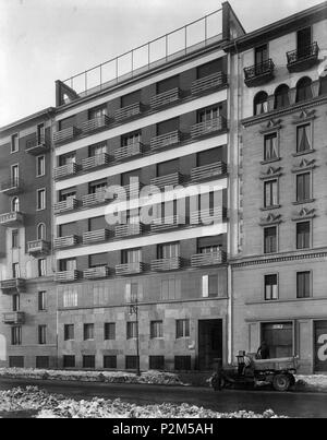 . Italiano: Milano, edificio in via Vincenzo Foppa 4. Fu costruito dal 1933 al 1934 su progetto di Piero Portaluppi. Fonte: Maurizio Boriani, Corinna Morandi, Augusto Rossari, Milano contemporanea. Itinerari di architettura e di urbanistica, Maggioli Editore, 2007, p. 255. ISBN 978-88387-4147-6 Invalid ISBN. After 1934. Anonymous 56 Milano - edificio via Foppa 4 Stock Photo