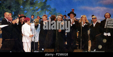 . English: Pavarotti and Friends in Modena Italy, 1995, humanitarian concert for the children of Bosnia and Herzegovina. Late Luciano Pavarotti on the far right, Nenad Bach fourth from the right . 12 September 1995. Unknown 69 Pavarotti &amp; Friends 1995 Stock Photo