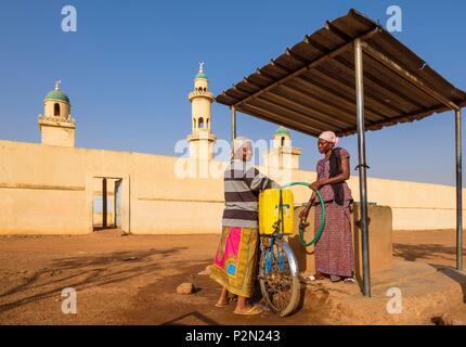 Burkina Faso, Boulkiemdé province, Koudougou, fetching water in front of a mosque in the southern district Stock Photo