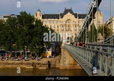 Budapest, Hungary, area classified as World Heritage, the Chain Bridge (Szechenyi Lanchid), Gresham Palace and the Pontoon Bar Terrace Stock Photo