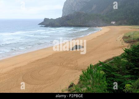 Spain, Basque Country, Vizcaya, Busturialdea-Urdaibai, Ibarrangelu, Laga beach, Mirador De Ogono (Cima Talaia) in the background Stock Photo