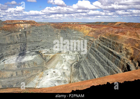 Open cut mining gold mine Kalgoorlie, Western Australia. The Fimiston Pit, known as the Super Pit, was Australia's largest open cut gold mine. Stock Photo