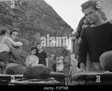 . Italiano: Screenshot del film La terra trema (1948) . 21 May 2013. Errix 86 TerraTrema-famiglia Stock Photo