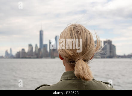Woman traveller going to Manhattan Stock Photo