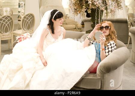 Original Film Title: CONFESSIONS OF A SHOPAHOLIC.  English Title: CONFESSIONS OF A SHOPAHOLIC.  Film Director: P. J. HOGAN.  Year: 2009.  Stars: ISLA FISHER; KRYSTEN RITTER. Credit: TOUCHSTONE PICTURES / ZUCKERMAN, ROBERT / Album Stock Photo