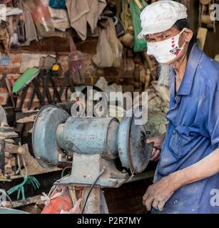 Bangkok, Bangkok, Thailand. 10th Nov, 2017. A carpenter in his workshop near the golden mount temple in Bangkok, Thailand. Credit: Daniel Dohlus/ZUMA Wire/ZUMAPRESS.com/Ģ����ý Live News Stock Photo