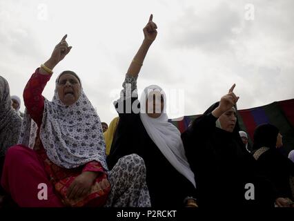 Crowd of Kashmiri Muslims shout Pro Palestine and Religious slogans ...