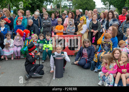 Appleton Thorn, Cheshire. 16 June 2018 - Bawming the Thorn at Appleton Thorn, Cheshire, England, UK. A celebration and re=enactment of Adam de Dutton's return from the Crusades Credit: John Hopkins/Alamy Live News Credit: John Hopkins/Alamy Live News
