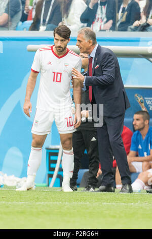 Karim ANSARIFARD (left, IRN) receives instructions from Carlos QUEIROZ (coach, IRN), instruction, talks, talking, full figure, upright format, Morocco (MAR) - Iran (IRN) 0: 1, preliminary round, group B, match 4, on the 15.06.2018 in St.Petersburg; Football World Cup 2018 in Russia from 14.06. - 15.07.2018. | usage worldwide Stock Photo