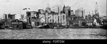 . Italiano: New York vista dal ponte di Brooklyn (1917). English: View of the southern end of the Island of Manhattan taken from the Port of Brooklyn across the river. Taken on 1 March 1917. Unknown 1 1917 178 NewYork Stock Photo