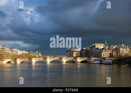 France, Paris, the banks of the Seine river listed as World Heritage by UNESCO, flood of the Seine river (january 2018), panorama from the Arts footbridge, view over the Ile de la Cité and Pont Neuf Stock Photo