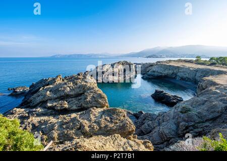 Spain Catalonia hiking from Cerbere in France to Llanca in Spain on the GR 92 and European long distance path E 12 Cap de Ras Cala Bramant Stock Photo Alamy