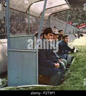 . Italiano: L'allenatore italiano Nereo Rocco sulla panchina del Milan, allo stadio San Siro di Milano, nella stagione 1970-71; s'intravede anche il calciatore Giovanni Trapattoni (a destra). between 1970 and 1971. Unknown 65 Nereo Rocco - Milan 1970-71 Stock Photo