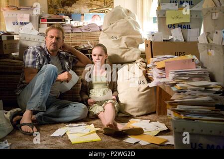 Original Film Title: SWING VOTE.  English Title: SWING VOTE.  Film Director: JOSHUA MICHAEL STERN.  Year: 2008.  Stars: KEVIN COSTNER; MADELINE CARROLL. Credit: TREEHOUSE FILMS/G&M FILMS/1821 PICTURES/RADAS PICTURES/ / Album Stock Photo