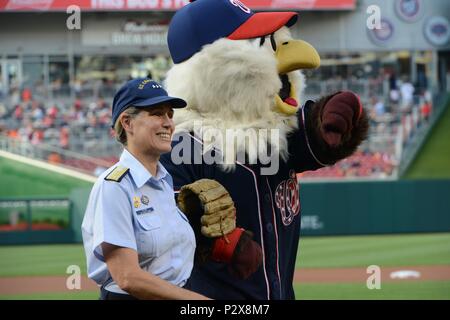 Washington nationals mascot hi-res stock photography and images - Alamy