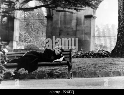 Original Film Title: LA LECTRICE.  English Title: THE READER.  Film Director: MICHEL DEVILLE.  Year: 1988.  Stars: MIOU-MIOU. Credit: SOFIMAGE / Album Stock Photo