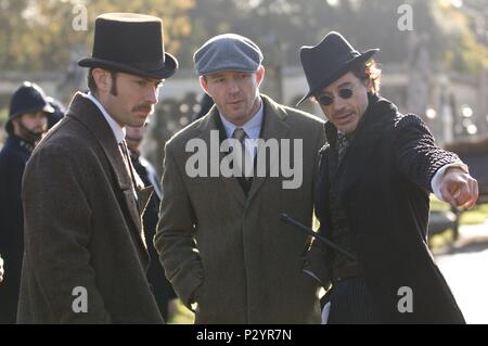 Original Film Title: SHERLOCK HOLMES.  English Title: SHERLOCK HOLMES.  Film Director: GUY RITCHIE.  Year: 2009.  Stars: ROBERT DOWNEY JR.; JUDE LAW; GUY RITCHIE. Credit: SILVER PICTURES / Album Stock Photo