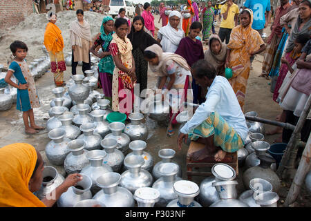 Stranded Pakistanis in Bangladesh of Kurmitola Bihari Camp at Mirpur collect drinking water in a queue. Dhaka, Bangladesh. Stock Photo