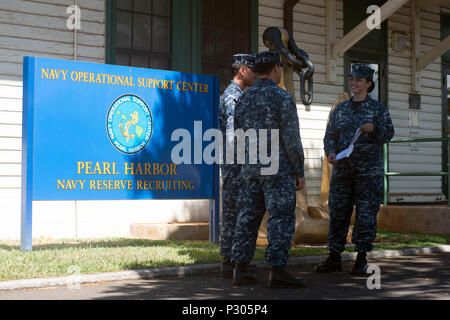 160817-N-AI605-731 PEARL HARBOR (July 25, 2016) - Petty Officer 1st Class Mariana Aragon welcomes Reservists to Naval Operational Support Center Pearl Harbor during the Rim of the Pacific 2016. Twenty-six nations, more than 40 ships and submarines, more than 200 aircraft and 25,000 personnel participated in RIMPAC from June 30 to Aug. 4, in and around the Hawaiian Islands and Southern California. The world's largest international maritime exercise, RIMPAC provides a unique training opportunity that helps participants foster and sustain the cooperative relationships that are critical to ensurin Stock Photo