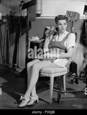 Original Film Title: ZIEGFELD GIRL.  English Title: ZIEGFELD GIRL.  Film Director: ROBERT Z. LEONARD.  Year: 1941.  Stars: JUDY GARLAND. Credit: M.G.M. / Album Stock Photo