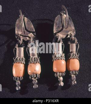 PENDIENTES DE AMBAR Y PLATA - REVERSO -. Location: EGYPTIAN MUSEUM, KAIRO, EGYPT. Stock Photo