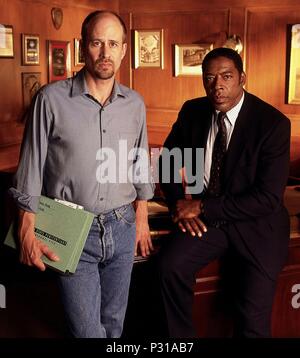 Original Film Title: OZ-TV.  English Title: OZ-TV.  Year: 1997.  Stars: ERNIE HUDSON; TERRY KINNEY. Credit: LEVINSON/THE FONTANA COMPANY/RYSHER ENTERTAINMENT / Album Stock Photo