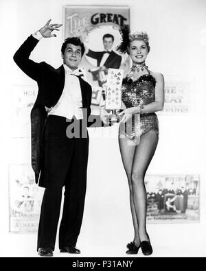 Original Film Title: HOUDINI.  English Title: HOUDINI.  Film Director: GEORGE MARSHALL.  Year: 1953.  Stars: TONY CURTIS; JANET LEIGH. Credit: PARAMOUNT PICTURES / Album Stock Photo