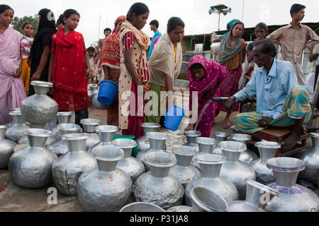 Stranded Pakistanis in Bangladesh of Kurmitola Bihari Camp at Mirpur collect drinking water in a queue. Dhaka, Bangladesh. Stock Photo