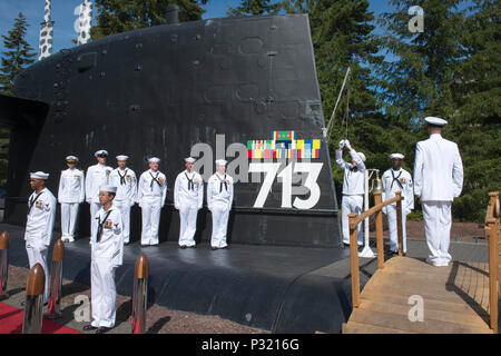 BANGOR, Wash. (Aug. 26, 2016) Sailors assigned to Los Angeles-class fast-attack submarine USS Houston (SSN 713) haul down the commissioning pennant during a decommissioning ceremony at Naval Base Kitsap Bangor. Houston concluded 33 years of service as the fourth U.S. warship to be named after Houston, Texas. (U.S. Navy photo by Mass Communication Specialist 1st Class Amanda R. Gray/Released) Stock Photo