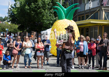 Seattle, Washington, USA, 16 June 2018. A street performer entertains visitors at the Fremont Fair Craft Market. The beloved neighborhood street festival takes place during the iconic Fremont Solstice Parade put on by the Fremont Arts Council. The annual craft market benefits the Fremont Chamber of Commerce, a non-profit organization that supporting public art and promotes business, and education opportunities in Fremont. Credit: Paul Christian Gordon/Alamy Live News Stock Photo